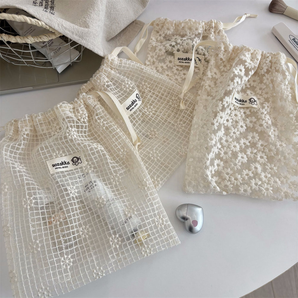 Cosmetic Bags - Koronkowa, haftowana siateczkowa kosmetyczka ze sznurkiem,